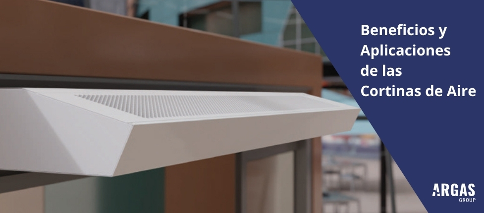 Cortinas de aire de Argas Group instaladas en la entrada de un espacio comercial moderno para mejorar eficiencia energética y confort